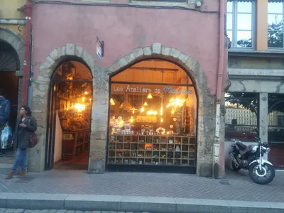 Les Ateliers de Marinette vintage shop in Lyon